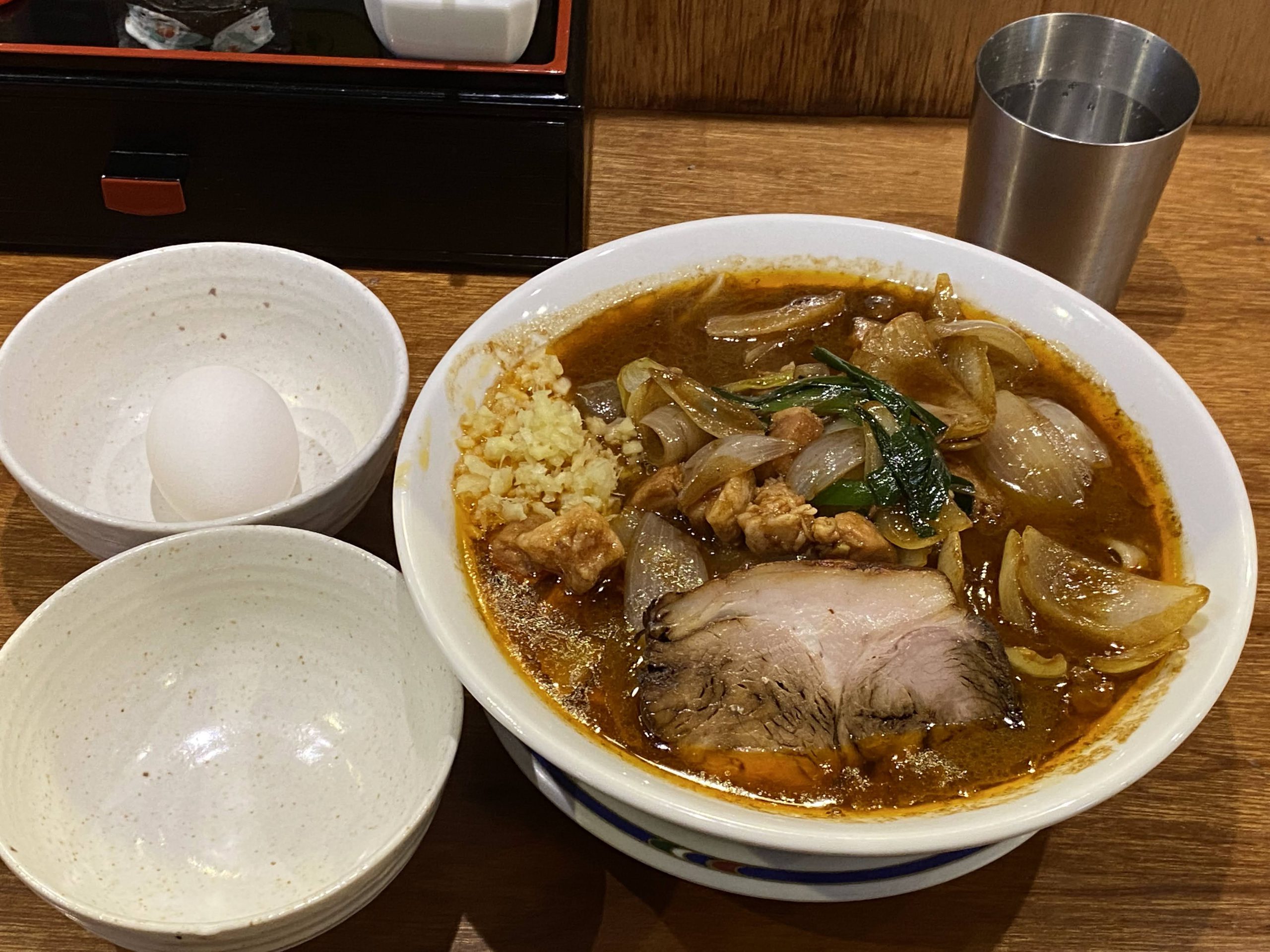 名古屋で黙食 丸の内の肉うどんさんすけで、夜営業限定のスタミナ